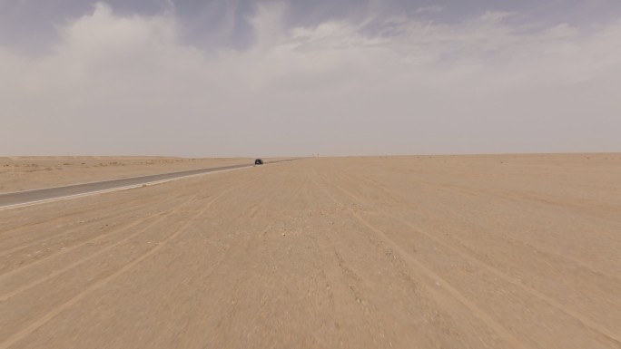 敦煌玉门关茫茫大漠沙漠上越野行驶的车