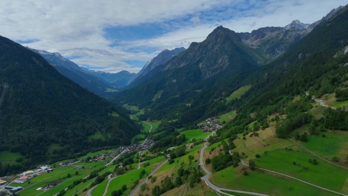 瑞士瓦莱州奥西埃，火车站和德恩特蒙特河的村庄景观