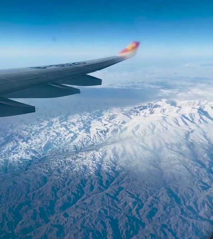 飞机俯瞰雪山