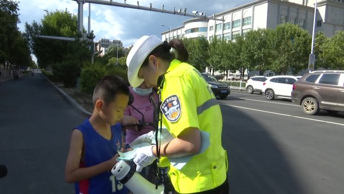 女交警治理电瓶车不带头盔让孩子读交通法规