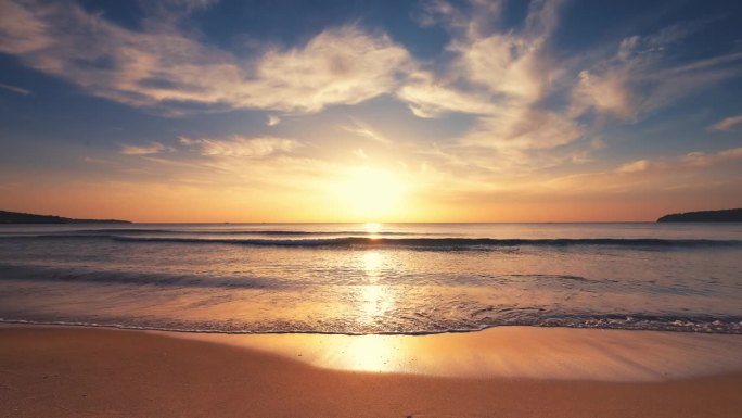 美丽的海上日出在飞溅的海浪上的沙滩，鼓舞人心的早晨和异国情调的海岸