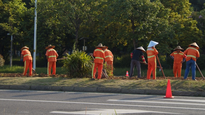 环卫工人城市道路绿化带养护