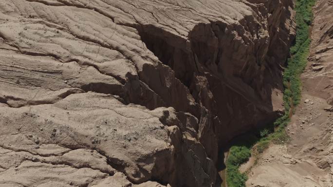 吐鲁番火焰山吐峪沟峡谷水土流失荒漠化地貌