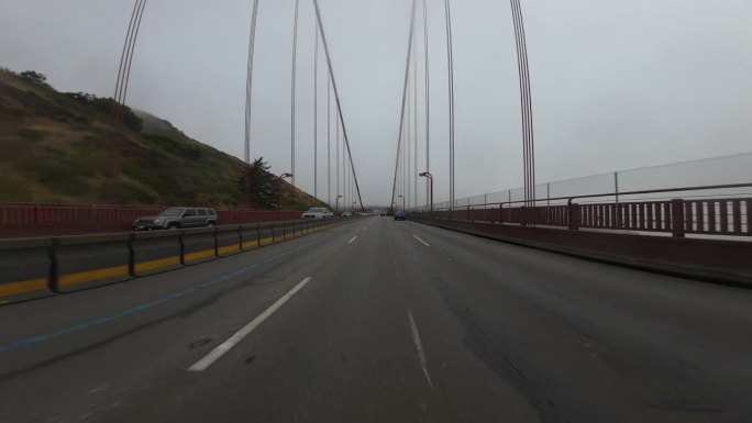 旧金山金门大桥在雾中向北行驶04前视图在101北驾驶板加州美国超宽