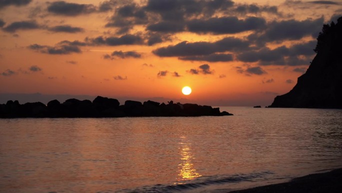 在海边欣赏火红的夕阳和红彤彤的天空——渴望假期和天空中加勒比海的色彩——体验大自然的美