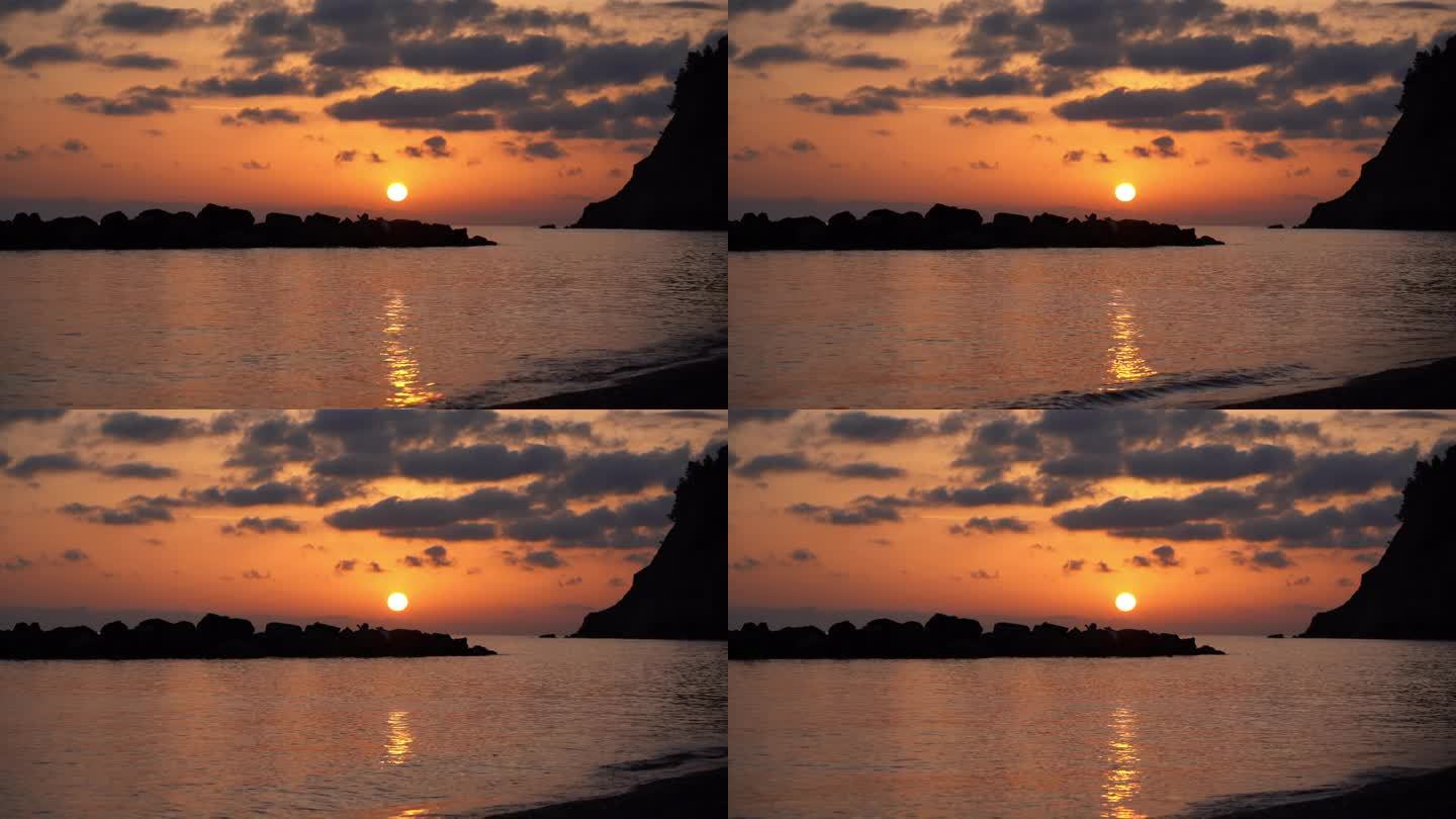 在海边欣赏火红的夕阳和红彤彤的天空——渴望假期和天空中加勒比海的色彩——体验大自然的美