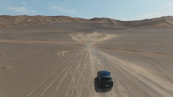 新疆吐鲁番库木塔格沙漠上越野行驶的车