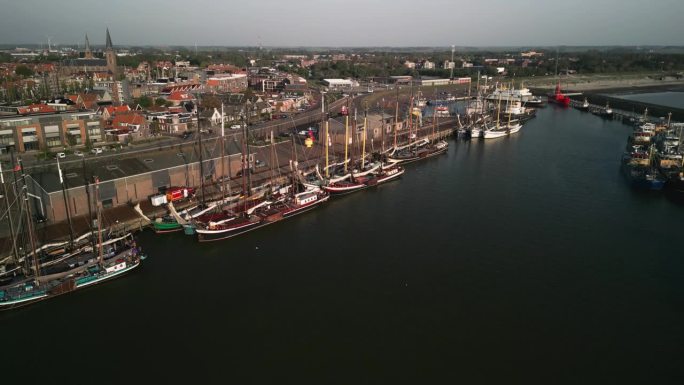 旧桅杆船停泊的码头，日落时无人机的视野。海员史