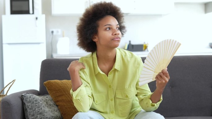 生病的年轻女子在疼痛中抱着肚子肚子感觉疼痛腹部疼痛胃炎胰腺炎症状或腹泻，心烦少女患有消化不良胀气腹部