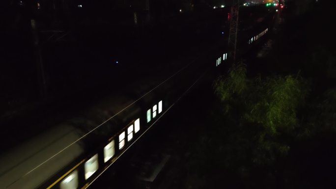 夜晚，客运列车火车出站