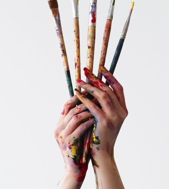 垂直绘画用品的艺术工具女人的手