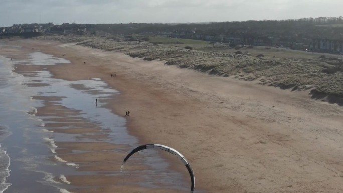 风筝冲浪在英国的英国海滩。