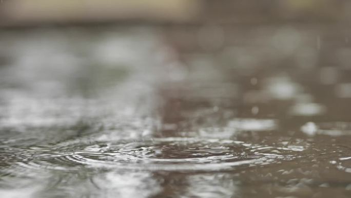 雨滴水面