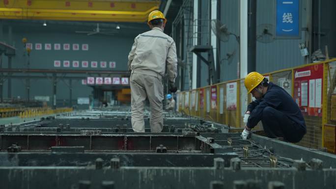 混泥土预制桥梁板厂生产 钢筋水泥 工人