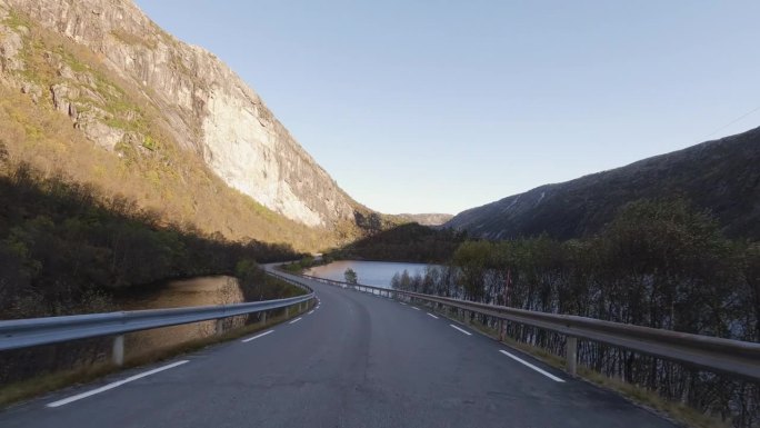 POV汽车在挪威山区行驶:秋天的户外