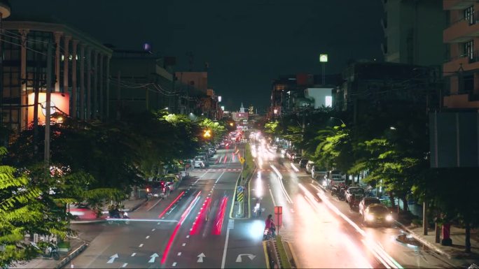 泰国曼谷城市交通的夜间延时摄影。泰国曼谷的城市景观，夜间交通堵塞的时间推移。城市交通生活方式