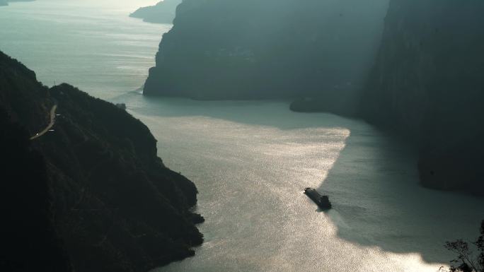 船舶行驶在长江三峡西陵峡