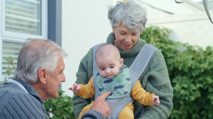 花园，快乐和祖父母与婴儿一起玩耍，在家里的户外建立联系和关系。家庭，儿童保育和爷爷，奶奶和新生儿微笑
