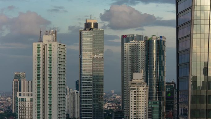 风暴天空日落时间雅加达市中心现代建筑屋顶全景4k延时拍摄印度尼西亚