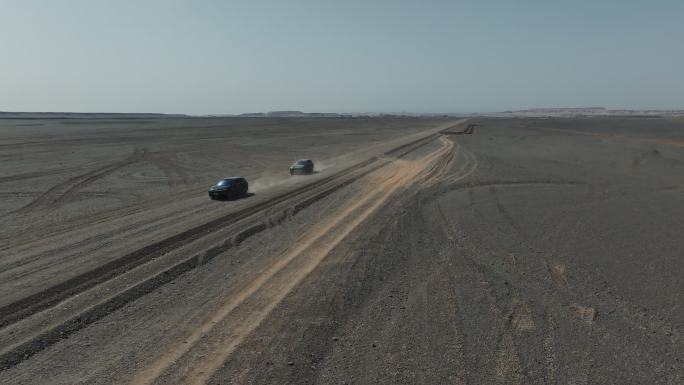 在新疆哈密大海道无人区越野的新能源汽车