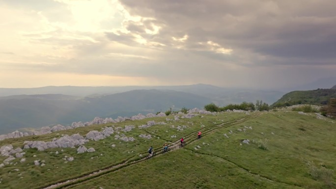 一群骑山地自行车的人沿着山脊骑行