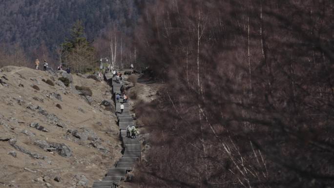 登山行者背包客探险登山四姑娘山