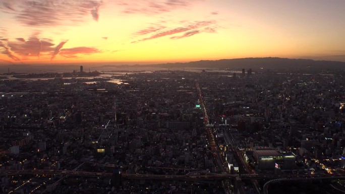 日本，大阪:航拍日落延时拍摄的大阪市景。