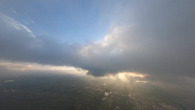 fpv拍摄夕阳云中穿梭