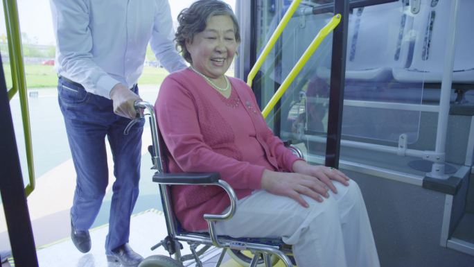 无障碍大巴车推轮椅上车关爱残疾残障老年人