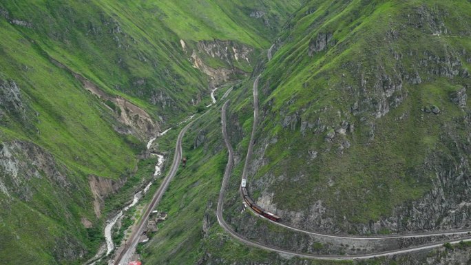 魔鬼的鼻子，是厄瓜多尔安第斯山脉的一条著名的铁路，非常陡峭，它必须在山上蜿蜒而上，然后进入死角，南美