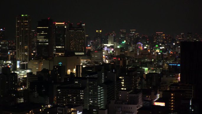 大阪，日本:夜间的南场和新斋桥市区鸟瞰图。