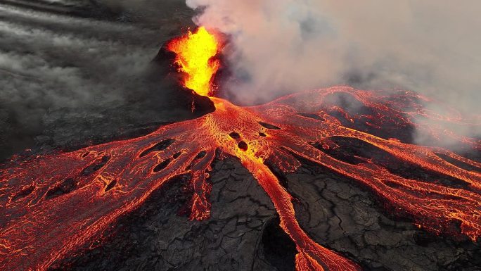 火山喷发，炽热的熔岩从地面喷出，无人机飞过活跃的火山口。2023年冰岛lili hutur火山喷发。