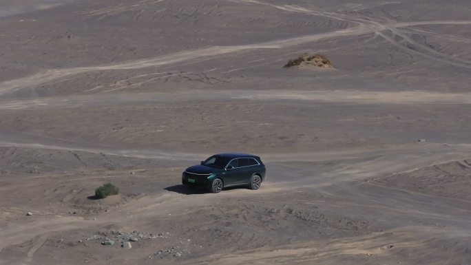 在哈密大海道雅丹风蚀地貌行驶越野的汽车