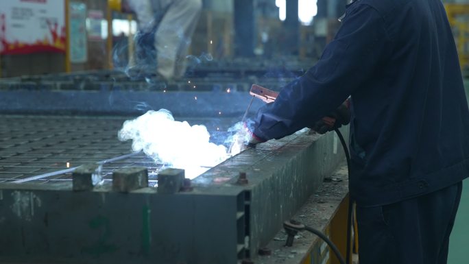 混泥土预制桥梁板厂生产 电焊工钢筋水泥