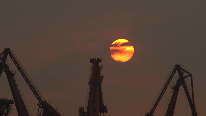 4k唯美震撼码头港口日出延时货柜起重机