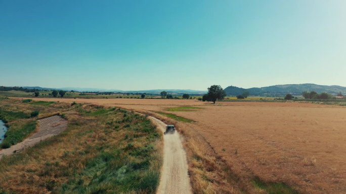 无人驾驶汽车在乡村公路上行驶