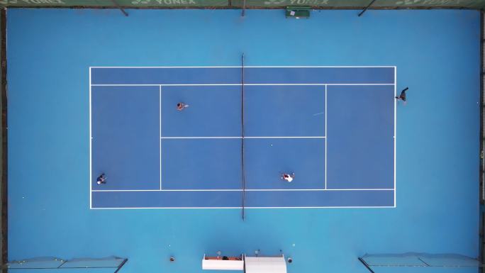 航拍城市网球场运动健身网球比赛的人