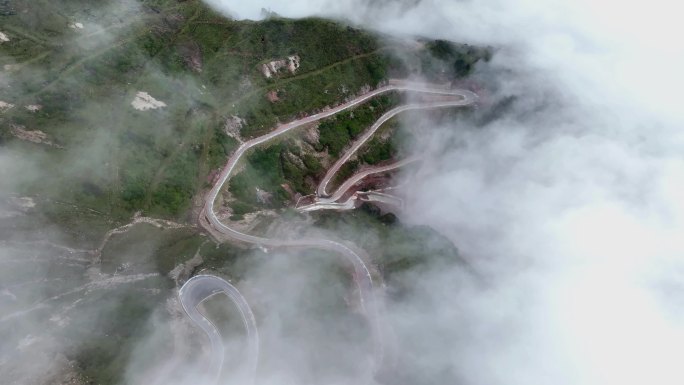 蜿蜒山路川西