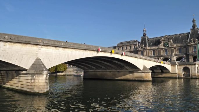 法国巴黎塞纳河岸边的卡鲁塞尔桥和卢浮宫博物馆大楼