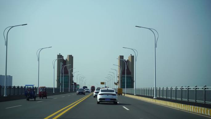汽车行驶在长江大桥上开车第一视角窗外风景