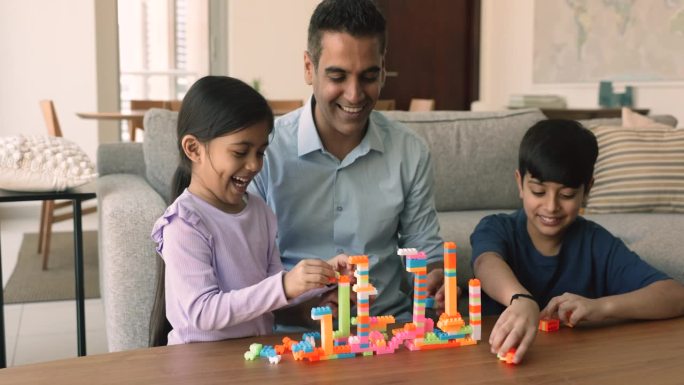 慈爱的印度父亲和孩子们一起玩积木
