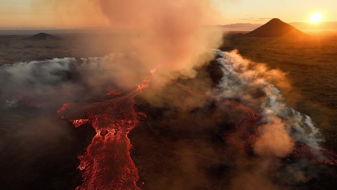 火山喷发，炽热的熔岩从地面喷出，无人机飞过活跃的火山口。2023年冰岛lili hutur火山喷发。