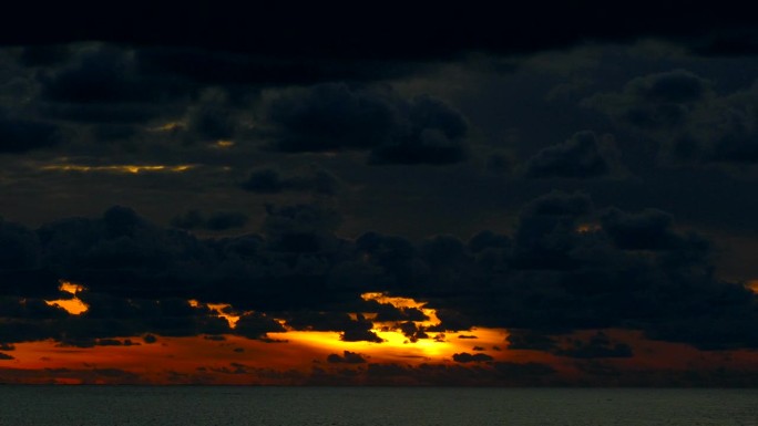 夕阳在海上的最后一缕阳光(时间流逝)