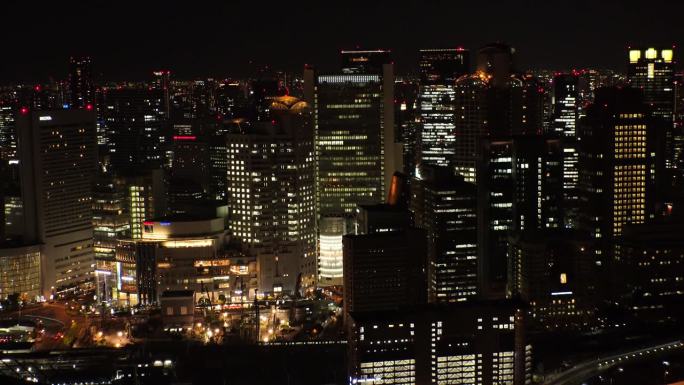 大阪，日本:大阪车站夜间鸟瞰图。