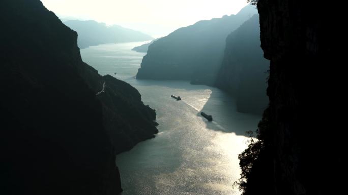 船舶行驶在长江三峡西陵峡