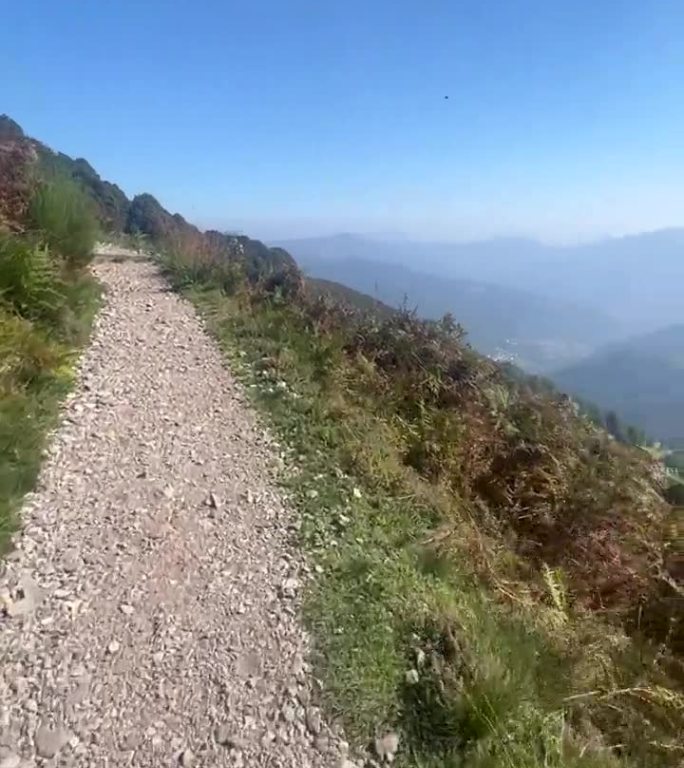 在山间单行道上徒步旅行