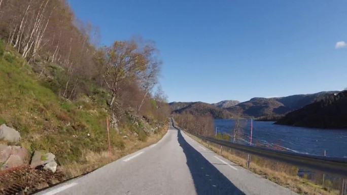 POV汽车在挪威山区行驶:秋天的户外
