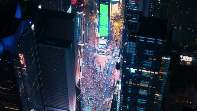 直升机夜游纽约市。飞越发光的时代广场与绿屏模拟广告模板和游客享受曼哈顿夜生活和欣赏地标