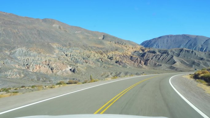 阿根廷萨尔塔省克布雷达德尔托罗独特的山脉和道路风景