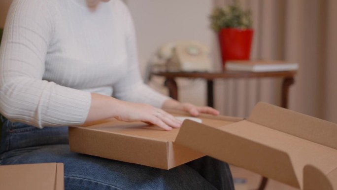 女企业家在发货前检查订购的包裹包装盒。
